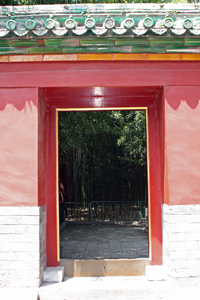 A gateway on the white pagoda island in Beijing
