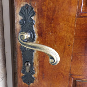 Curl tail door handle