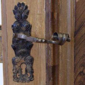 Leaf pattern door handle
