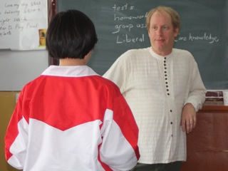 A student speaking in Chuanmin's class
