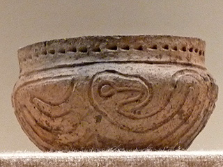 Mississippian pottery with raptor motif