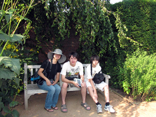 Chicago Botanical Garden (family sitting on bench)