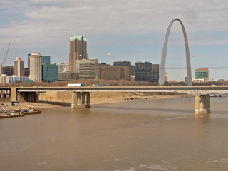 A view of the Saint Louis skyline and Arch from MacArthur bridge