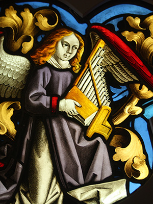 A window from 1480, made in Strasbourg for a cathedral library in Constance, Switzerland, by the Peter Hemmel workshop (which also made stained glass for the Liebfrauenkirche in Munich and the Marienkirche in Salzburg). The angel is playing an organ, a small hand-carried organ (a portative organ) that reminds me of a harmonium.源自1480年代，斯特拉斯堡製的彩繪玻璃窗，由彼得黑門工作室，專為瑞士康斯坦斯城中的一家天主教堂的圖書館所製作，其工作室同時也替慕尼黑的里方教堂和薩爾茨堡的聖母教堂製作彩繪玻璃。這扇窗的天使，正在演奏管風琴，這種手提式的管風琴讓我聯想到簧風琴。 