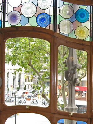 Windows in the Batlo house in Barcelona, Spain.西班牙巴塞隆納的巴特婁之家