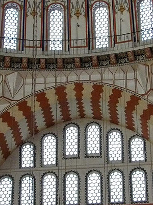 Windows in the Selimiye Mosque in Edirne. Baha'u'llah (Mirza Husayn Ali Nuri) lived near this mosque for some years, and frequently prayed here.埃迪爾內的塞利米耶清真寺，巴哈歐拉在這附近住了幾年，並常在寺內祈禱