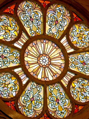 Stained glass window in west wing of the A.K. Smiley Public LIbrary (completed in 1920 as an addition to the 1898 main building) in Redlands, California. I sometimes used this library when I was a student at the University of Redlands. A.K.史麥力公立圖書館位在加州的雷德蘭茲市，這面彩繪玻璃鑲在圖書館西側（屬於增建的西側建築，完成於1920年，主建築物則始於1898年），我就讀雷德蘭茲大學時期，偶而會使用這家圖書館。