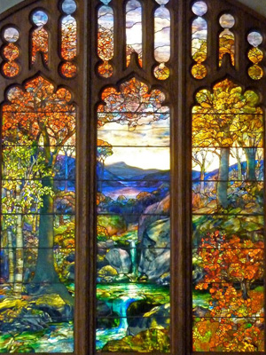 A Tiffany window displayed in the Metropolitan Museum of Art in New York City.展示在紐約大都會藝術博物館裡的蒂凡尼窗