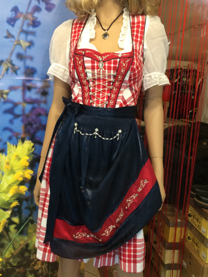 Traditional Bavarian clothing in Hohenschwangau, Germany. 巴伐利亞民族服裝 (德國-新天鵝堡 )photo by Eric and Chun-Chih Hadley-Ives