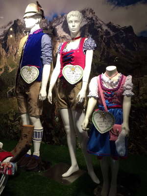 Traditioanl Bavarian clothing in Munich, Germany. 巴伐利亞民族服裝 (德國-慕尼黑), photo by Eric and Chun-Chih Hadley-Ives