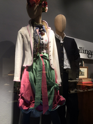 Traditional Austrian clothing in Salzburg, Austria. 奧地利傳統服飾 (奧地利-薩爾斯堡)photo by Eric Hadley-Ives