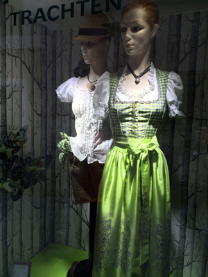 Traditional Austrian clothing in Salzburg, Austria. 奧地利傳統服飾 (奧地利-薩爾斯堡)photo by Eric Hadley-Ives