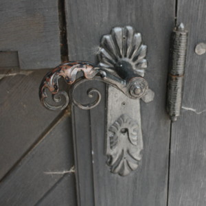 Leaf pattern door handle