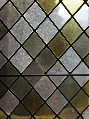 Window in the restored Haut Koenigsbourg castle in the Vosges Mountains overlooking Alsace. The castle dates to the 12th century, but it was restored early in the 20th century.這扇窗是來自法國孚日山脈上，經過重建後的歐根尼斯堡。從這兒可俯瞰阿爾薩斯省的景觀。這座建於12世紀的城堡，在20世紀初期時，重新整修。