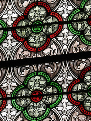 Stained glass in the Loretto Chapel in Santa Fe, New Mexico; completed in 1878. The glass was made by the DuBois Studio in Paris, and shipped to Santa Fe through New Orleans, Saint Louis, and the Santa Fe Trail.洛雷托教堂座落在新墨西哥州的聖塔菲市，教堂裡的彩繪玻璃完成於1878年，製造於巴黎的杜波依斯工作室，運送過程是經由紐奧良、聖路易市、和聖塔菲小徑等途徑。