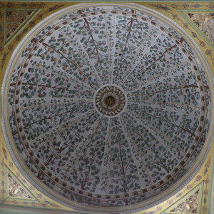 figures on the cathedral take dramatic poses as they are called forward for judgment, and other figures have been split into two groups, one headed toward hell, and the other protected from hell.