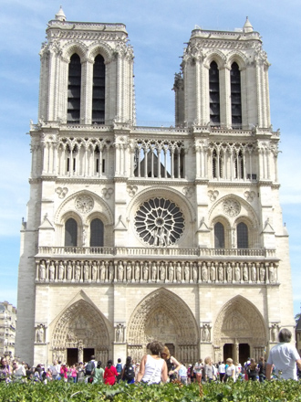 Notre Dame  de Paris巴黎聖母院(Photo by Eric and Chun-Chih Hadley-Ives)