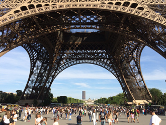 Piers of Eiffel Tower in Paris艾菲爾鐵塔的塔墩(Photo by Eric and Chun-Chih Hadley-Ives)